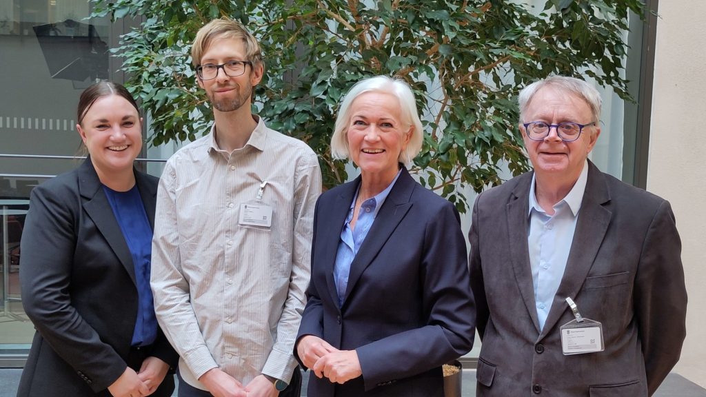 Therese Leijon från Ung Cancer, Mattias Millbro från Ung Med MS, sjukvårdsminister Acko Ankarberg Johansson och Lars-Ingvar Johansson från Nätverket mot Cancer på Socialdepartementet 28 januari 2025.